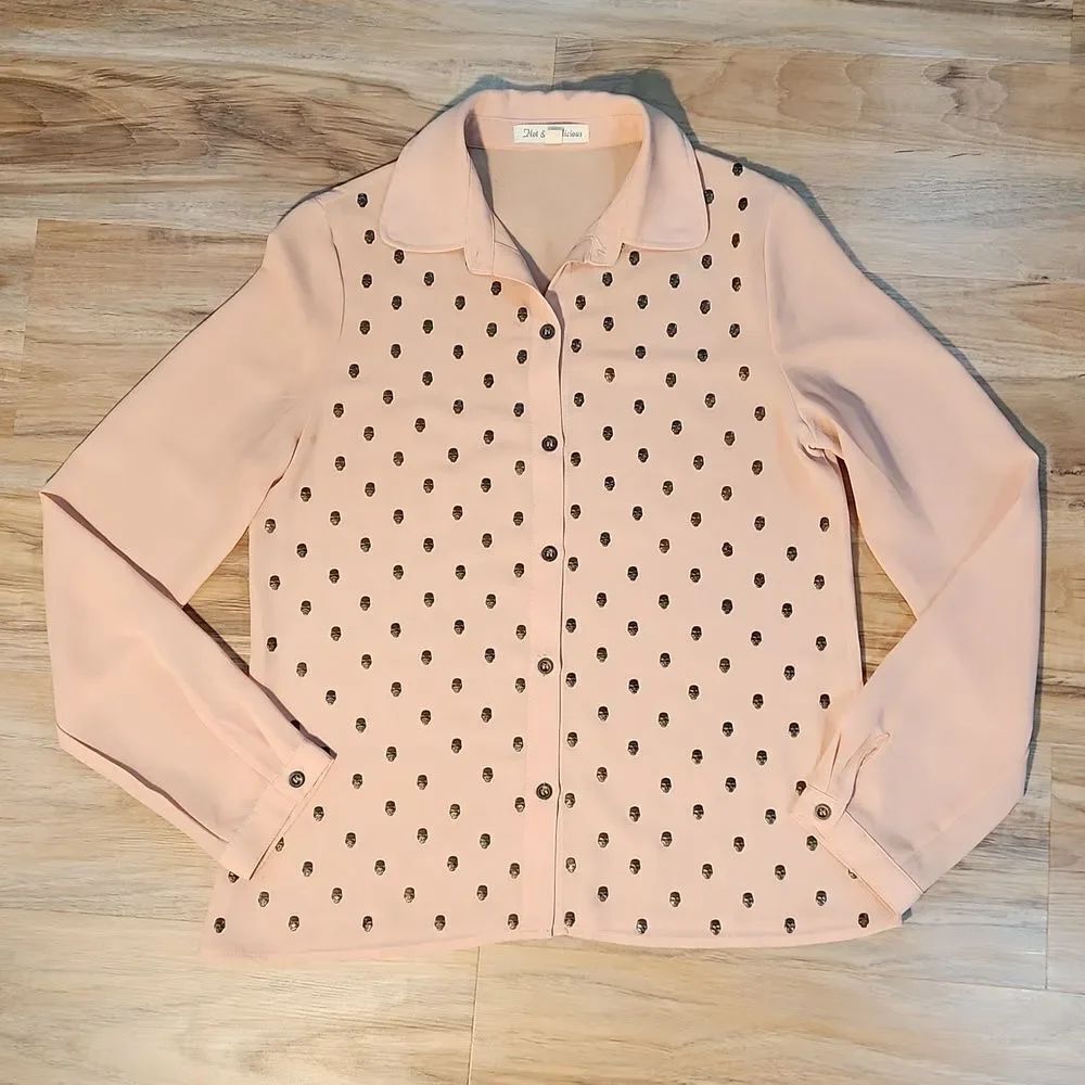 🔹️Hot & Delicious Blush Pink & Metal Skull Studded Long Sleeve Top Medium